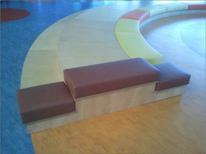 ▲ 인천어린이 과학관은 날카로운 모서리 부분에 쿠션을 설치해 시각장애인, 어린이 등이 안전하게 건축물을 이용할 수 있도록 했다.ⓒ국토해양부 제공