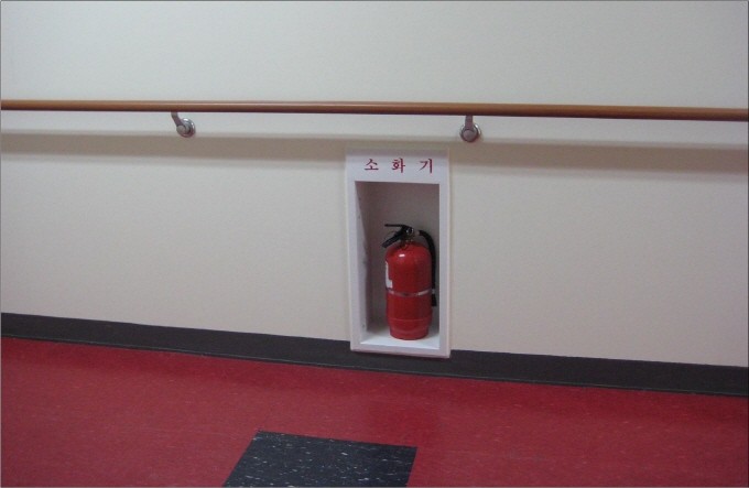 ▲ 천안 나사렛대학교 오웬스 국제관 복도. 장애물이 될 수 있는 소화기의 경우 벽에 매립해(알코브형식) 보행장애물을 제거, 시각장애인 등을 위한 손잡이를 설치했다..ⓒ국토해양부 제공