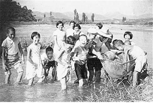 ▲ 4대강의 과거와 현재를 보여주는 사진전이 20일부터 개최된다. 사진은 '우리의 아름답던 시절' 주제의 사진 중 하나. ⓒ국토해양부 제공