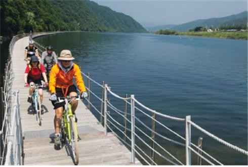 ▲ 4대강 살리기 사업을 통해 새롭게 조성된 자전거도로. ⓒ국토해양부 제공