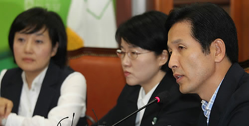 ▲ 국회 저축은행 국정조사 특위 민주당 간사인 우제창 의원이 12일 국회에서 열린 원내대책회의에서 저축은행 국정조사의 증인채택에 대해 설명하고 있다. ⓒ연합뉴스