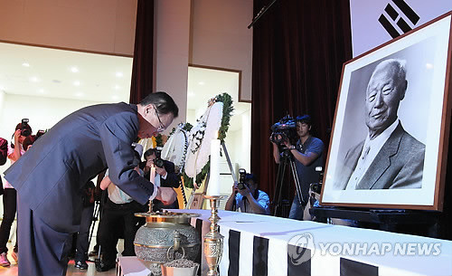 ▲ 박희태 국회의장이 19일 오전 서울 동작동 국립현충원 현충관에서 열린 우남 이승만박사 46주기 추도식에서 참배하고 있다. ⓒ연합뉴스