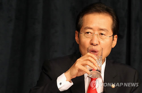 ▲ 한나라당 홍준표 대표가 19일 서울 영등포구 여의도동 63빌딩에서 열린 한국방송기자클럽 초청 토론회에서 물을 마시고 있다. ⓒ연합뉴스