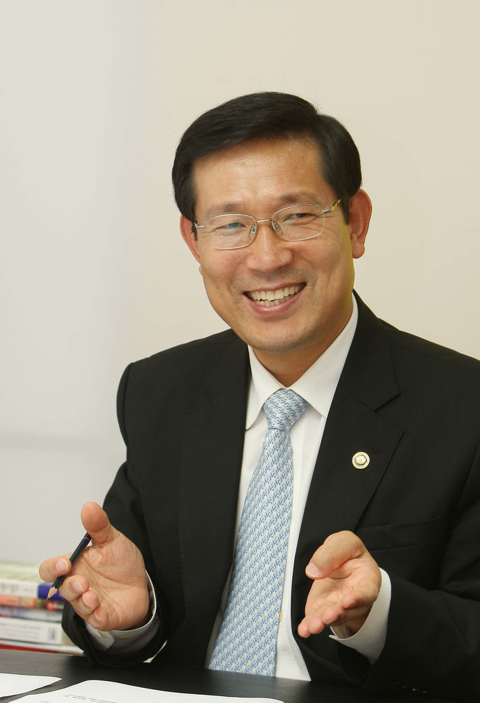 ▲ 19일 문화체육관광부 박선규 제2차관이 <뉴데일리>와의 만남에서 진지한 표정으로 평창 동계올림픽 유치의 뒷얘기를 풀어냈다. ⓒ 뉴데일리