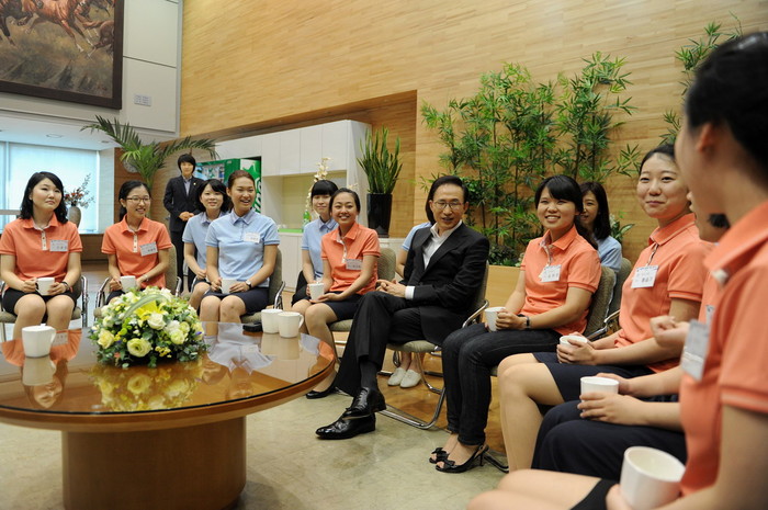 ▲ 이명박 대통령이 20일 서울 중구 IBK기업은행 본점을 찾아 특성화고 출신 신입행원들을 만나 격려하고 있다.ⓒ청와대