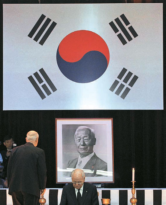 ▲ 이승만 전 대통령 46주기 추도식이 (사)건국대통령 이승만박사기념사업회 주관으로 19일 서울 동작동 국립서울현충원 현충관에서 열렸다. 참석자들이 제단에 참배하고있다. 추도식에는 박희태 국회의장, 박승춘 국가보훈처장, 박세환 대한민국재향군인회장, 독립운동 관련 단체장, 유족 및 시민 등 800여 명이 참석했다. ⓒ[연합뉴스]