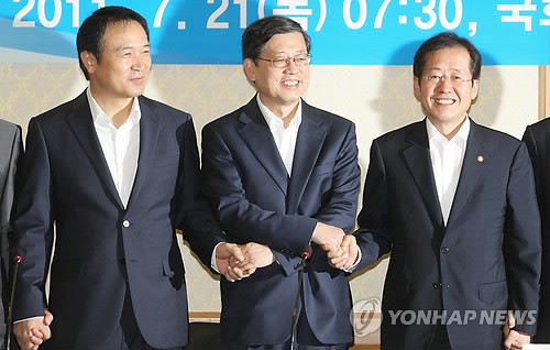 ▲ 21일 오전 국회 귀빈식당에서 열린 고위당정협의회에서 김황식 국무총리 등 당정청 수뇌부가 기념촬영을 하고 있다. 왼쪽부터 임태희 대통령실장, 김황식 국무총리, 한나라당 홍준표 대표. ⓒ 연합뉴스