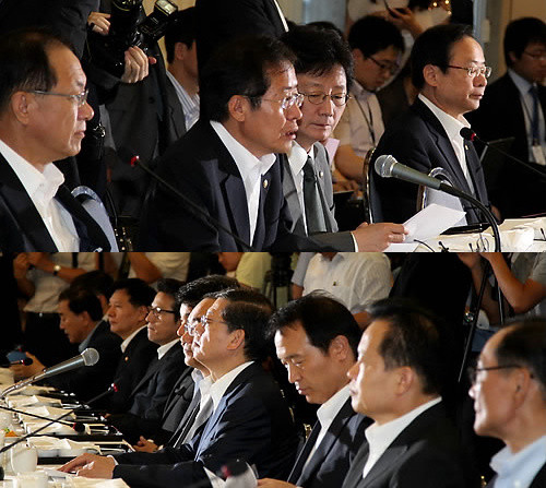 ▲ 김황식 국무총리 등 각 부처 장관들과 청와대 수석들이 21일 국회 귀빈식당에서 열린 매머드급 고위 당정협의회에서 홍준표 대표의 모두발언을 경청하고 있다. ⓒ연합뉴스
