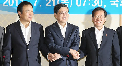 ▲ 21일 오전 국회 귀빈식당에서 열린 고위당정협의회에서 김황식 국무총리 등 당정청 수뇌부가 기념촬영을 하고 있다. 왼쪽부터 임태희 대통령실장, 김황식 국무총리, 한나라당 홍준표 대표. ⓒ연합뉴스