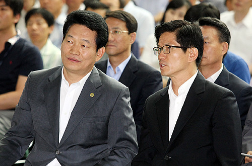 ▲ 김문수 경기지사와 송영길 인천시장이 함께 앉아 이야기를 나누는 모습. ⓒ 뉴데일리