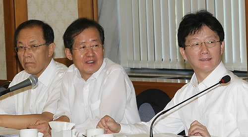 ▲ 한나라당 홍준표 대표와 유승민 최고위원이 21일 오전 국회 귀빈식당에서 열린 고위당정협의회에서 참석자들과 의견을 교환하고 있다. ⓒ연합뉴스