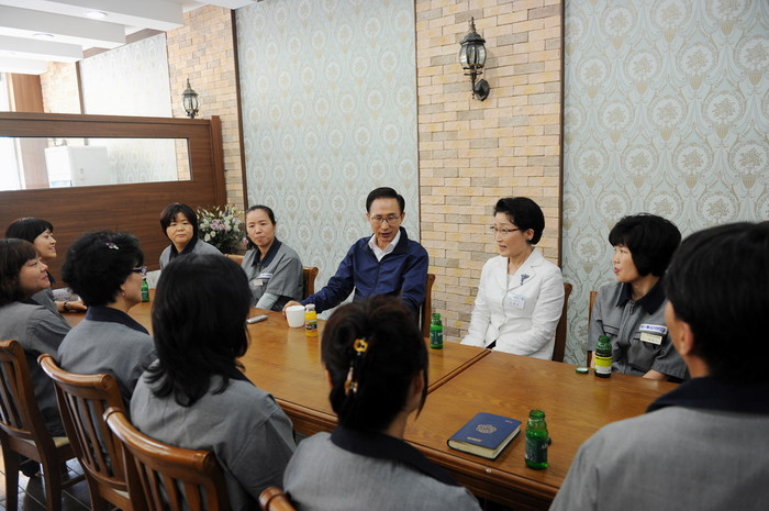 ▲ 이명박 대통령이 21일 경기 반월-시화국가산업단지 내 중소기업을 찾아 주부 사원들과 간담회를 갖고 있다.ⓒ청와대