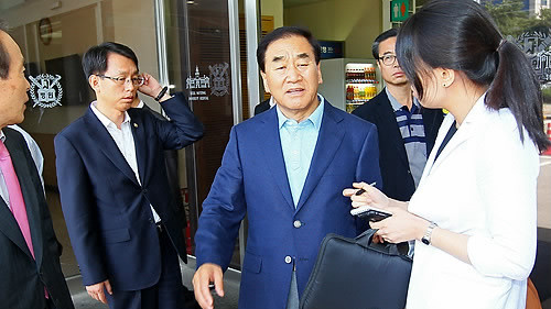 ▲ 이재오 특임장관이 21일 故 전태일 열사의 어머니 이소선 여사가 입원중인 서울대학교병원 응급 중환자실을 찾아 병문안을 한 뒤 응급실을 나와 기자들의 질문에 답하고 있다. ⓒ연합뉴스