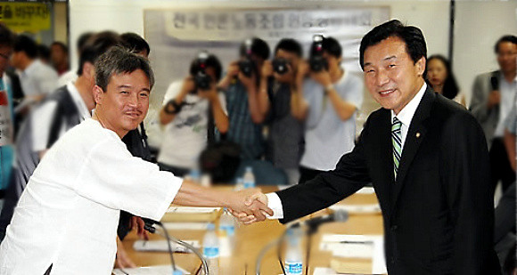 ▲ 민주당 손학규 대표와 민주노총 김영훈 위원장이 21일 서울 중구 태평로 프레스센터 언론노조 회의실에서 열린 정책간담회에서 악수하고 있다. ⓒ 연합뉴스