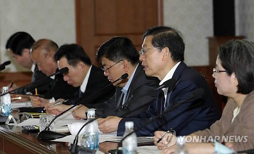 ▲ 김황식 국무총리가 22일 오전 정부중앙청사에서 열린 국가정책조정회의를 주재하며 모두발언하고 있다.ⓒ연합뉴스