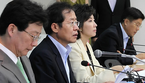 ▲ 22일 오전 여의도 한나라당사에서 열린 한나라당 확대당직자회의에서 홍준표 대표가 모두발언을 하고 있다. ⓒ연합뉴스