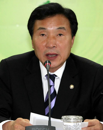 ▲ 손학규 민주당 대표는 22일 최고위원회의에서 한진중공업 노사분규 사태와 관련해 “대통령이 직접 나서서 문제를 해결해야 한다”고 강조했다. ⓒ 연합뉴스