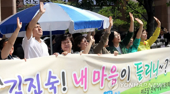 ▲ 민주당 여성위원회가 22일 부산 한진중공업을 방문, 고공 농성중인 김진숙 민주노총 부산지역본부 지도위원을 향해 손을 흔들고 있다. ⓒ 연합뉴스