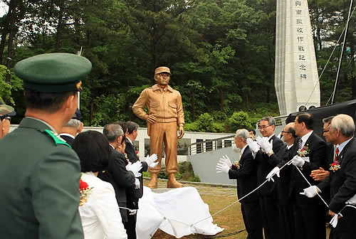 ▲ 27일 오후 경남 거제시 포로수용소 유적공원 흥남철수작전기념비 옆에서 흥남철수작전 당시 미군을 설득, 피란민을 함대에 승선할 수 있게 한 고 김백일(金白一, 1917∼1951) 장군의 동상 제막식이 열리고 있다. ⓒ연합뉴스