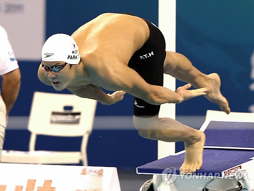 ▲ 25일 중국 상하이 오리엔탈 스포츠센터 수영장에서 열린 2011 국제수영연맹(FINA) 세계수영선수권대회 남자 자유형 200m 예선에서 박태환이 힘찬 출발을 하고 있다.