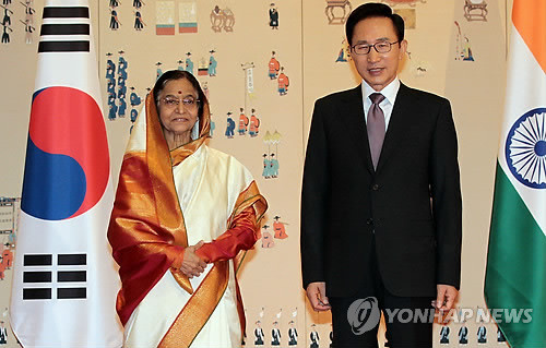 ▲ 이명박 대통령이 25일 청와대에서 프라티바 파틸 인도 대통령과 정상회담에 앞서 기념촬영하고 있다. ⓒ연합뉴스