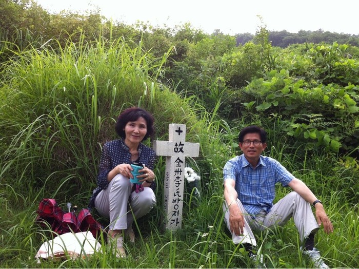 ▲ 25일 김문수 경기지사가 여름휴가를 이용해 아내와 함께 장모의 묘를 찾았다. ⓒ 김문수 트위터