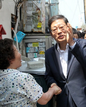 ▲ 김황식 국무총리가 25일 부산 사상구 주례2동을 찾아 주민과 악수하고 있다. 이번 방문은 지난 4월 격려 오찬에서 김 총리를 만난 부산의 한 동사무소 직원이 제안해 이뤄졌다. ⓒ 연합뉴스