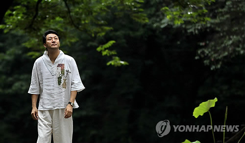 ▲ 세금급식 주민투표를 준비 중인 오세훈 서울시장이 26일 서울 은평구 진관동 진관사에서 생각에 잠긴 채 산책하고 있다.ⓒ연합뉴스