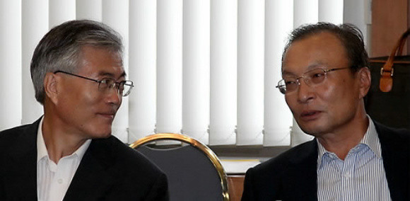 ▲ 문재인 노무현재단 이사장(왼쪽)과 이해찬 전 총리가 26일 국회에서 열린 야권연합 원탁회의에서 대화를 나누고 있다.ⓒ 연합뉴스