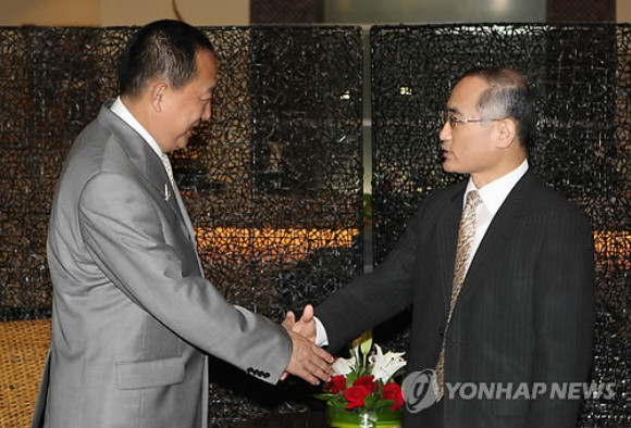 ▲ 남북한 6자회담 수석대표인 위성락 외교통상부 한반도평화교섭본부장과 리용호 북한 외무성 부상이 22일 오후 인도네시아 발리에서 남북 6자회담 수석대표 회동을 갖기에 앞서 악수하고 있다. ⓒ 연합뉴스