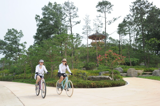 ▲ 행복2지구 강산공원을 달리는 라이더들.ⓒ