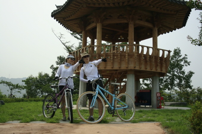 ▲ 라이더들이 합강정에 올라 담소를 나누고 있다.ⓒ