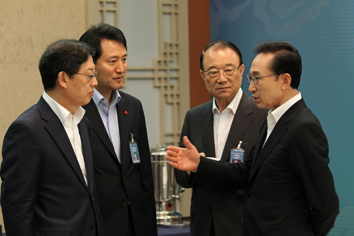 ▲ 이명박 대통령이 26일 열린 국무회의에 앞서 김황식 국무총리, 오세훈 서울시장, 최시중 방송통신위원원장(왼쪽부터)과 대화를 나누고 있다.ⓒ청와대