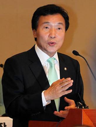 ▲ 민주당 손학규 대표가 26일 오전 국회 의원회관 소회의실에서 열린 김대중 전 대통령 서거 2주기 '2012 대선승리, DJ 정신 어떻게 이어갈 것인가?'토론회에 참석해 축사를 하고 있다. ⓒ 연합뉴스