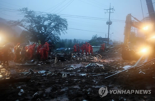 ▲ 사진 = 27일 오전 1시30분께 강원 춘천시 신북읍 천전리 인근 주택이 산사태로 매몰돼 119구조대원 등이 매몰자를 구조하고 있다.