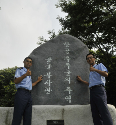 ▲ 공군이 좋아 재입대한 이상수 하사와 조가람 하사.