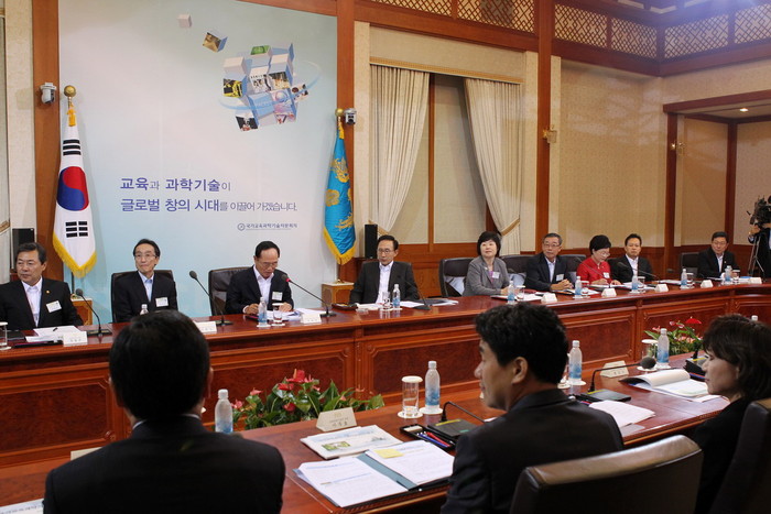 ▲ 이명박 대통령이 27일 청와대에서 대통령 자문기구인 국가교육과학기술자문회의를 주재하고 있다.ⓒ청와대