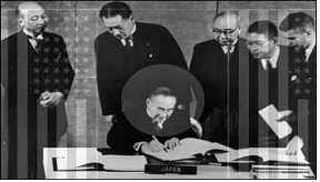 ▲ 요시다 시게루 일본수상이 1951년 샌프란시스코 평화조약에 서명하고 있다.(연합뉴스)ⓒ