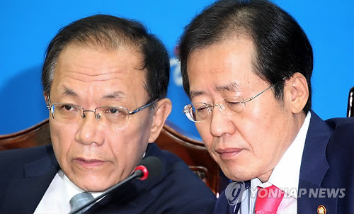 ▲ 한나라당 홍준표 대표와 황우여 원내대표가 27일 여의도 당사에서 열린 최고중진연석회의에서 대화를 나누고 있다. ⓒ 연합뉴스