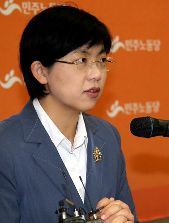 ▲ 민노당 이정희 대표가 27일 국회에서 열린 취임 1주년 기자회견에서 "새로운 통합진보정당으로 진보적 정권교체의 핵심동력을 만들겠다"고 발언하고 있다. ⓒ 연합뉴스