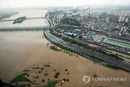 ▲ 사진 = 27일 서울 여의도 63빌딩에서 바라본 한강과 올림픽대로. 한강 둔치는 완전히 물에 잠겨 있고 올림픽대로 일부분이 범람해 교통이 통제되고 있다.