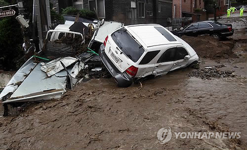 ▲ 사진 = 27일 서울 서초구 우면동 형촌마을 차량들이 폭우로 부서져 있다.