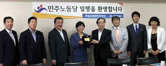 ▲ 민주노동당과 재일대한민국민단 관계자들이 22일 오전 10시께 도쿄 아자부(麻布)에 있는 민단 중앙본부 8층 회의실에서 공식적으로는 처음으로 만나 기념촬영을 했다. ⓒ 연합뉴스