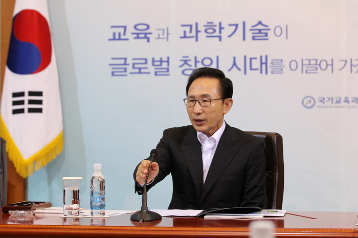 ▲ 이명박 대통령이 27일 청와대에서 국가교육과학기술자문회의를 주재하면서 교육과 과학 부문의 분발을 촉구하고 있다.ⓒ청와대