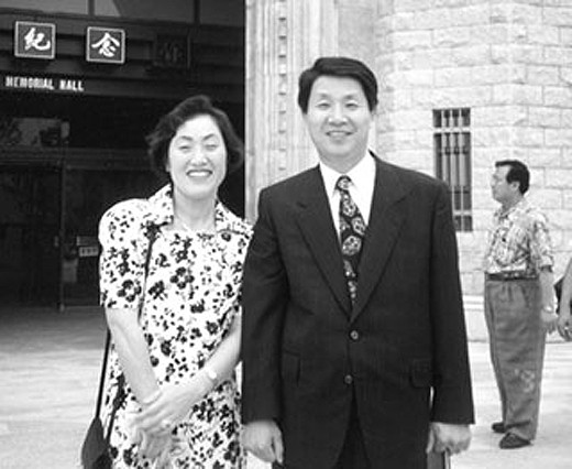 ▲ 신세계 구학서(오른쪽) 회장이 지난 1992년 자신의 고려대 국제대학원 졸업식에 부인 양명숙 여사와 함께 참석한 모습.  ⓒ월간조선