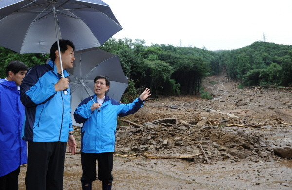 ▲ 오세훈 서울시장이 27일 산사태가 일어난 우면산을 방문했다. 오 시장은 26일 오후와 27일 모든 일정을 취소하고 현장 점검에 나섰다. ⓒ 뉴데일리
