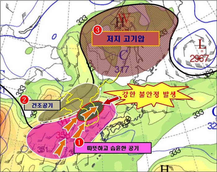 ▲ 따뜻하고 습한 공기가 우리나라 북쪽의 건조공기와 부딪혀 정체현상을 빚고 있다.ⓒ기상청 제공