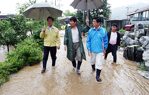 ▲ 김문수 지사가 27일 경안천 범람으로 큰 피해를 당한 용인시 모현면 일산리 일대를 점검하고 있다.ⓒ뉴데일리