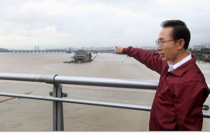▲ 이명박 대통령이 28일 서울 동작대교에서 500mm가 넘는 집중호우로 둔치까지 물이 차올라 홍수 위기를 맞고 있는 한강의 안전을 점검하고 있다.ⓒ청와대