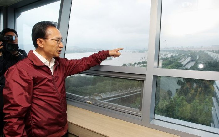 ▲ 이명박 대통령이 28일 한강홍수통제소 꼭대기에 마련된 전망대에서 한강 수위를 살펴보고 있다.ⓒ청와대